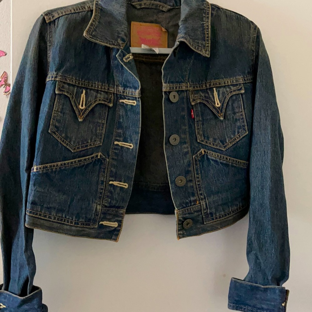 Cropped Levi’s denim jacket